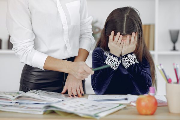 Ergenlik hızlı ilerlediğinde boy kısalığı ve erken adet olma gibi problemler de ortaya çıkabilir.