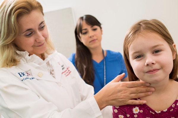 haşimato hastalığı olan çocuklarda sık karşılaşılan bulgu, guatr yani tiroid bezinin büyümesidir.