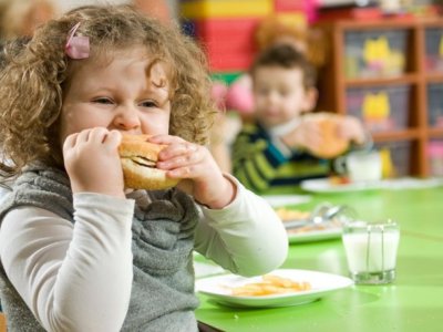 Çocuklarda obeziteye neden olan en önemli nedenlerinden biri, hazır gıdaların aşırı tüketimidir.
